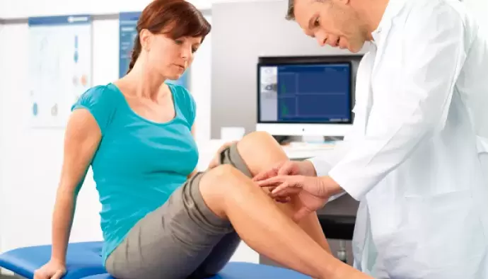 mulher com varizes em consulta com especialista